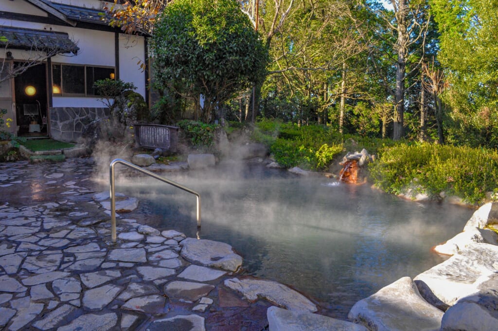 Ein Rotenburo in einem japanischen Ryokan.
