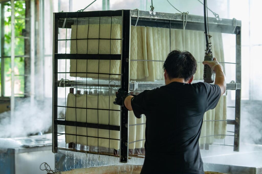 Seidenweberei in der Region Kansai, Japan.