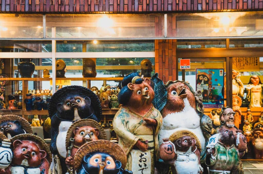 Tanuki-Figuren in Japan.