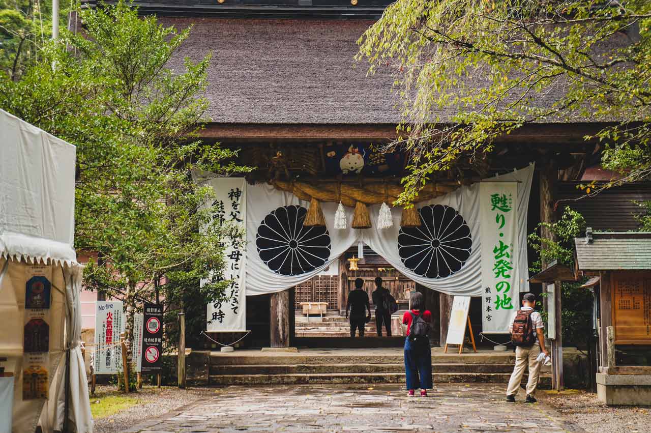 Shimenawa vor einem Schrein in Japan.