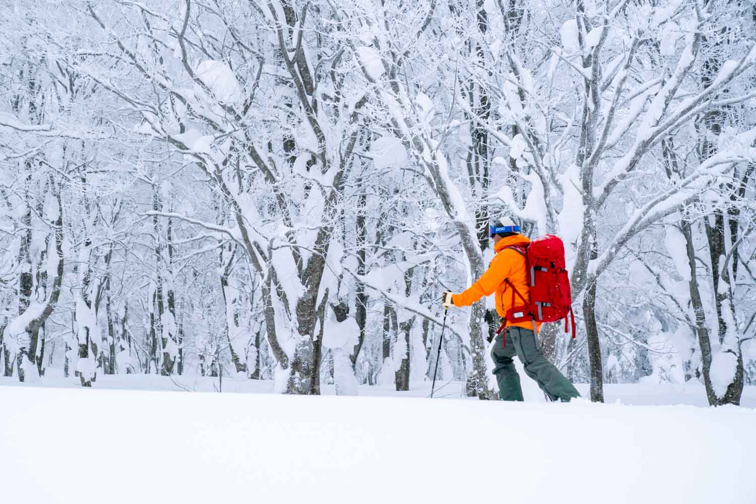 Skifahren in einem Gebirge in Japan.