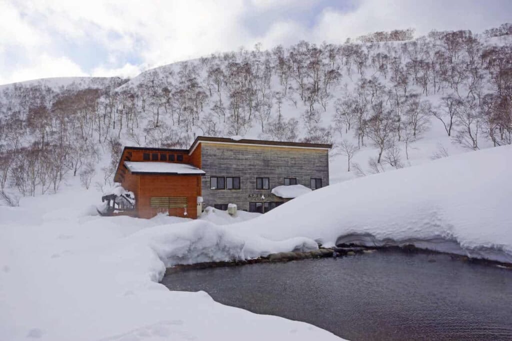 Onsen im Pulverschnee von Hokkaido.