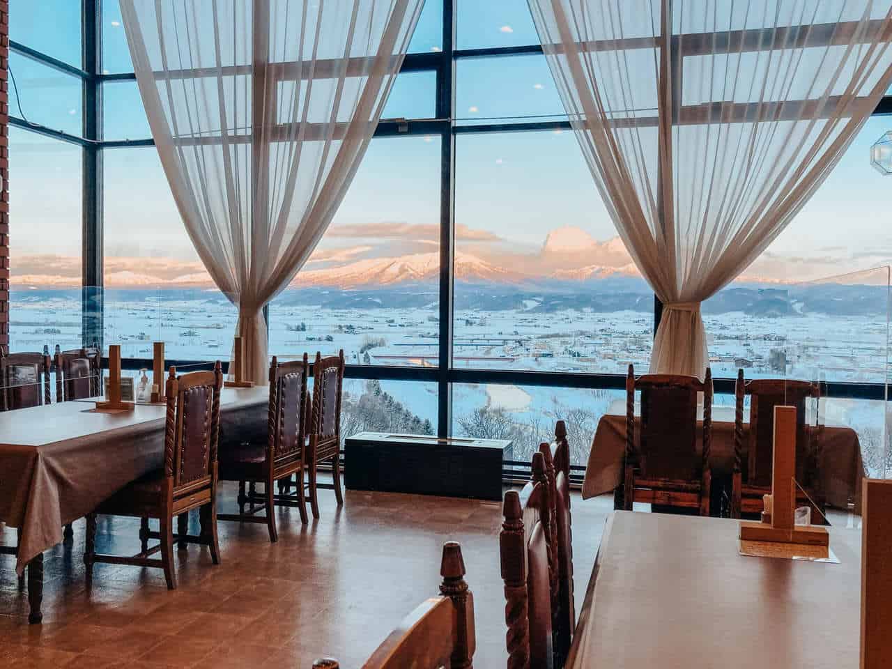 Skifahren in Hokkaido mit Blick von der Furano-Winzerei.