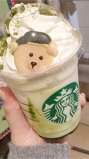 Frappuccino mit einem Schokoladenbär.
