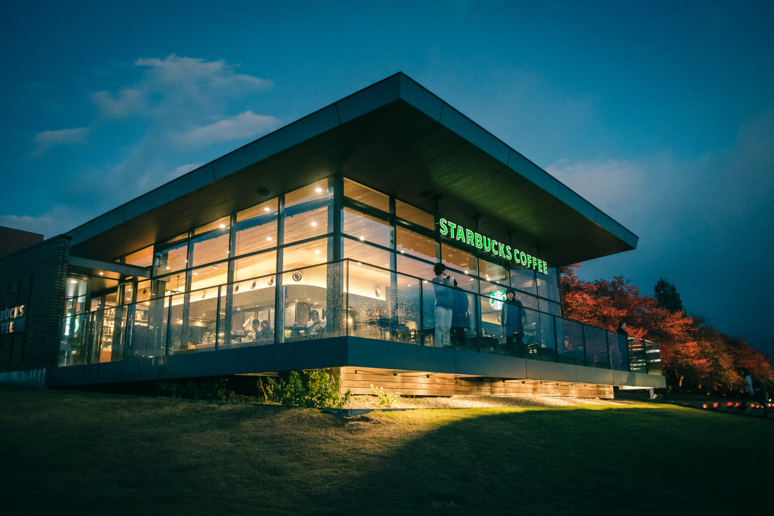 Café in einem modernen Gebäude in Japan.
