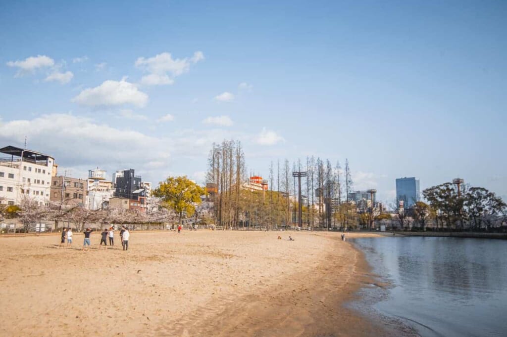 Ein künstlich angelegter Strand in Osaka.