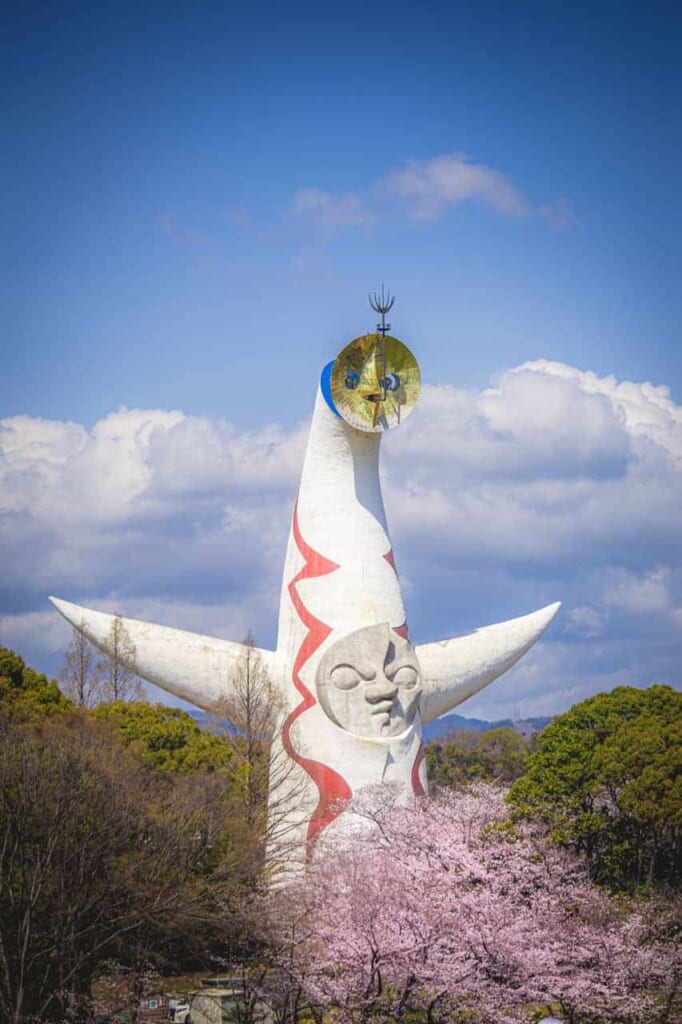 Vorderseite vom "Tower of the Sun" in Osaka.