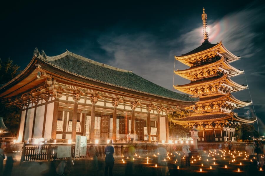 Die Nara Pagode bei Nacht i während des Tokae Laternenfestivals