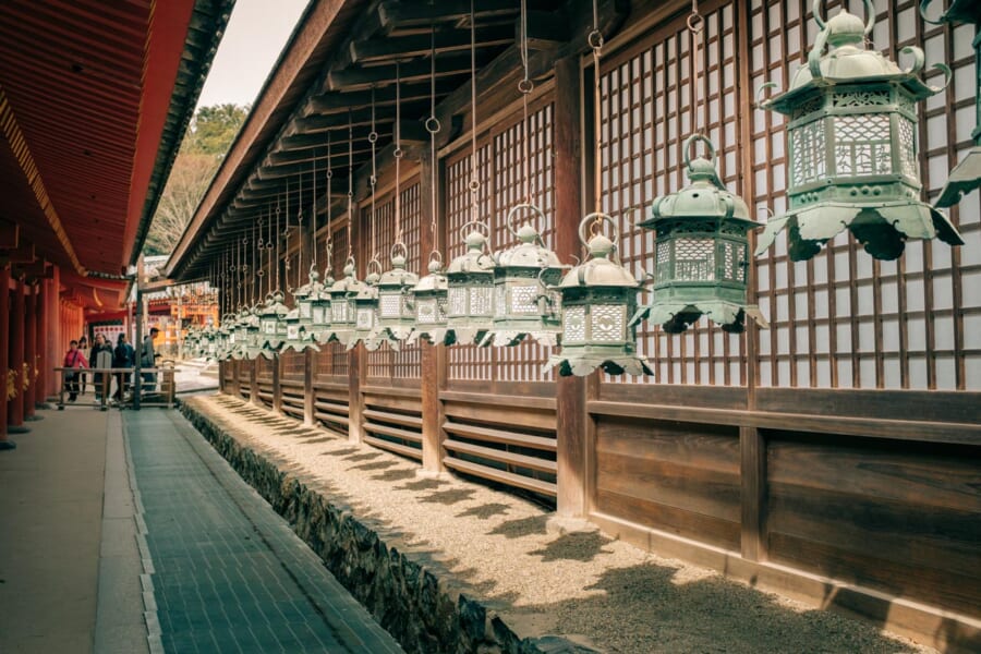 Bronzelaternen am Kasuga-Taisha-Schrein.