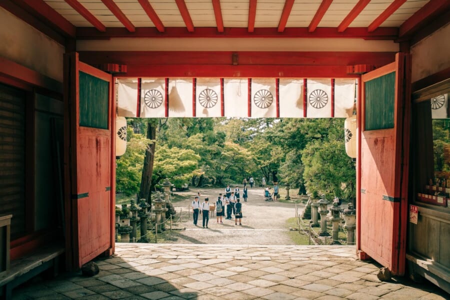 Der Weg zum Kasuga-Taisha-Schrein führt durch den Kasugayama-Wald.