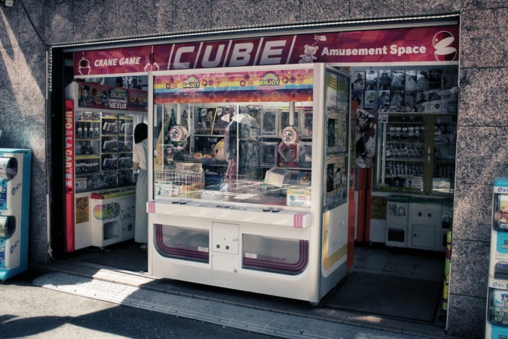 Greifautomat vor einer Arkade in Japan.