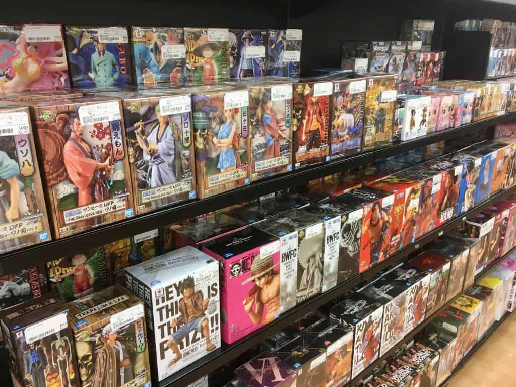 Aufgereihte Anime-Figuren in Verpackungen.