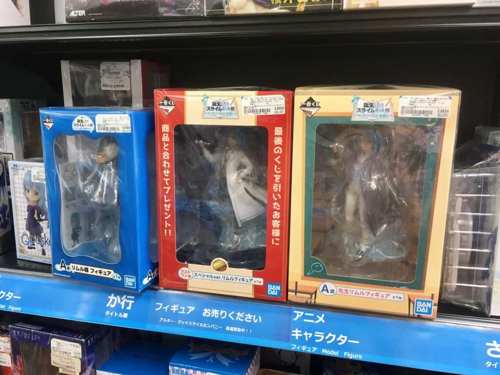 Anime-Figuren in einem Book Off.