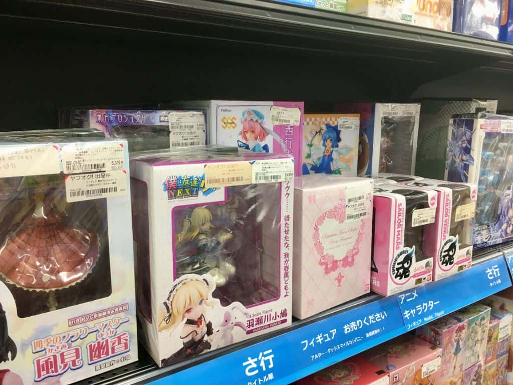 Anime-Figuren in einem Hard Off.