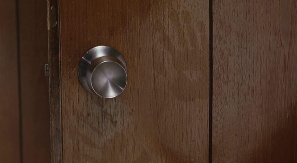 Szene aus Ju-On. Türknauf.