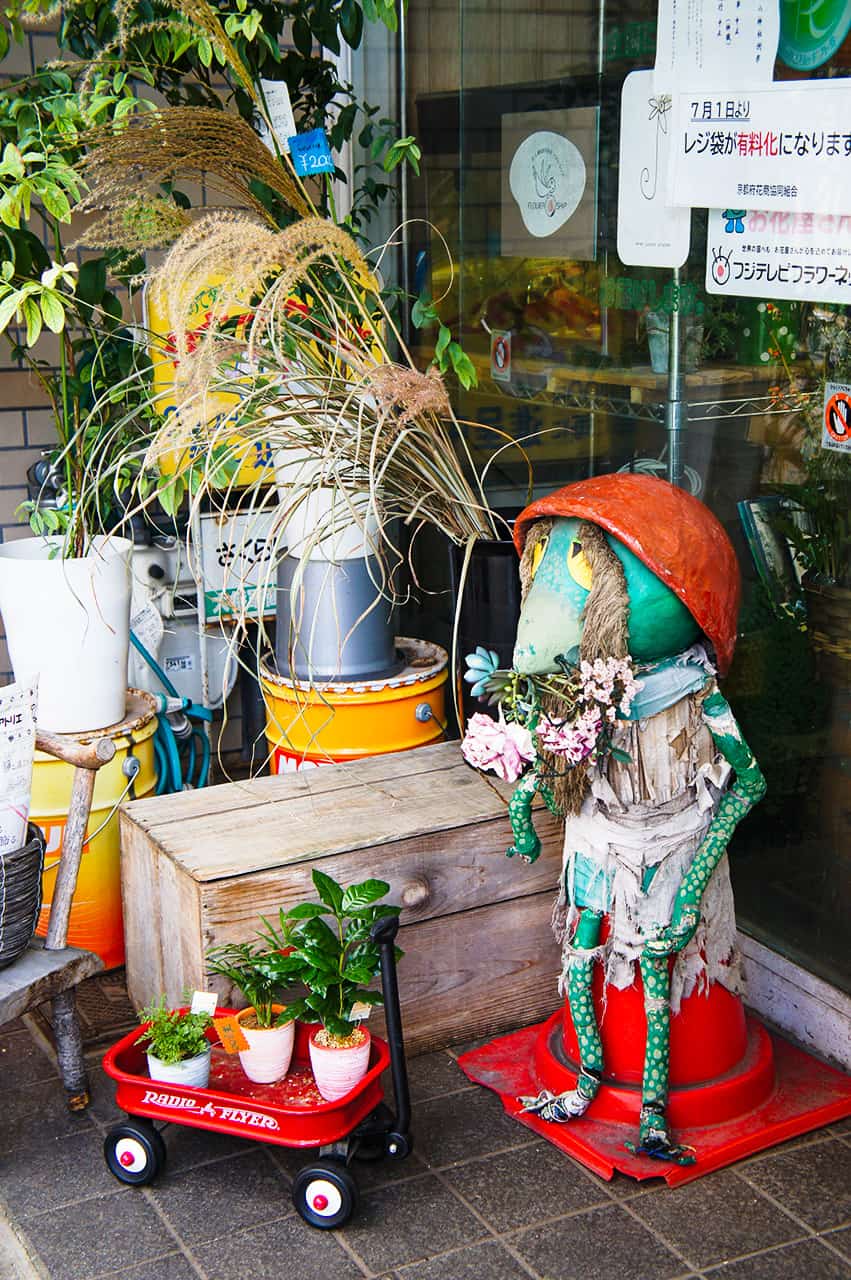 Yokai-Statue in einer Stadt.