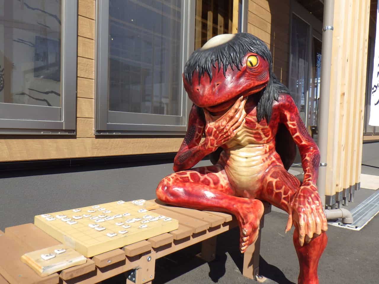 Foto einer nachdenkenden, brettspielenden Kappa Figur