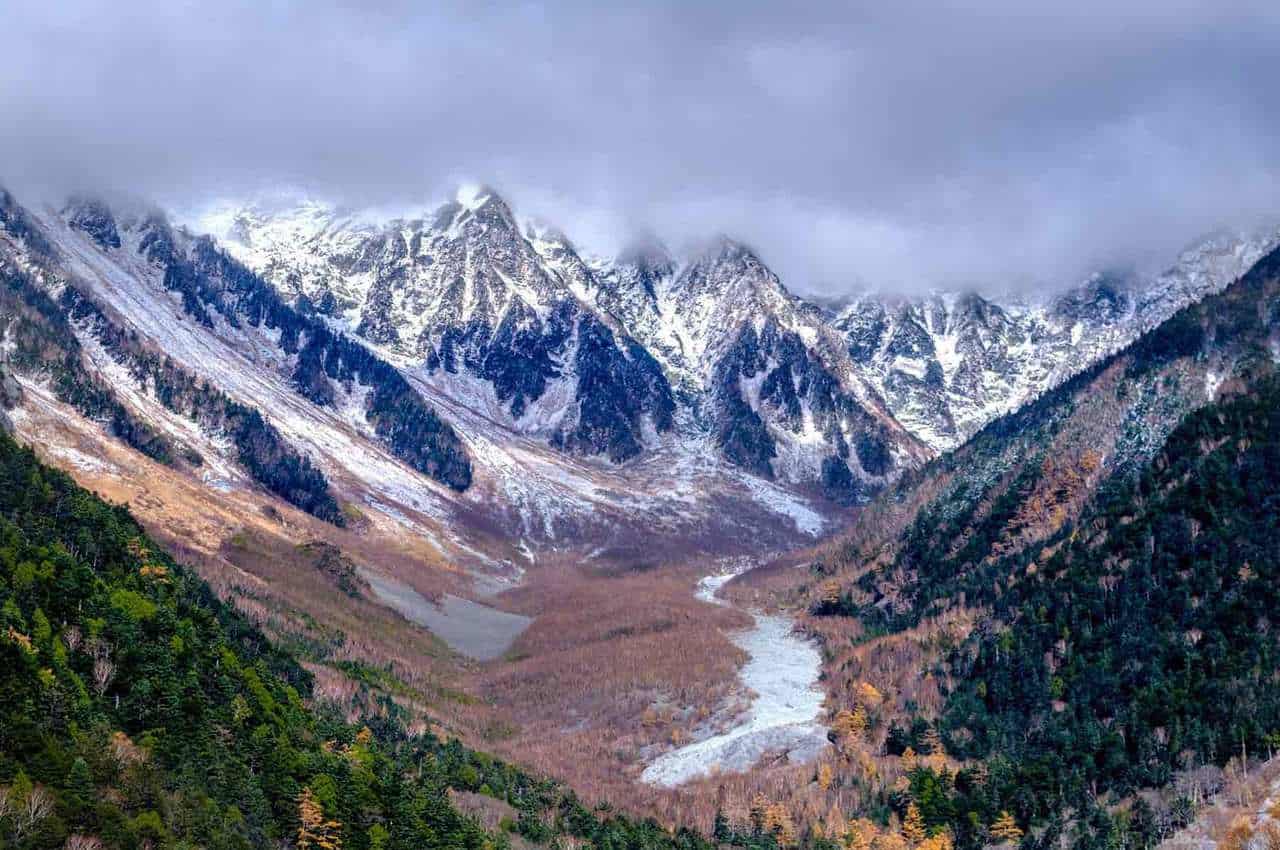 Berg mit Schnee in Kamikochi, Japan.