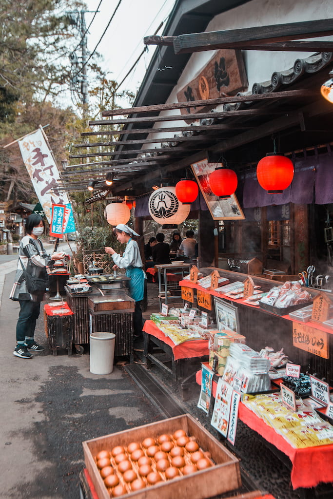 Traditionelles Süßwarengeschäft in Jindaiji.
