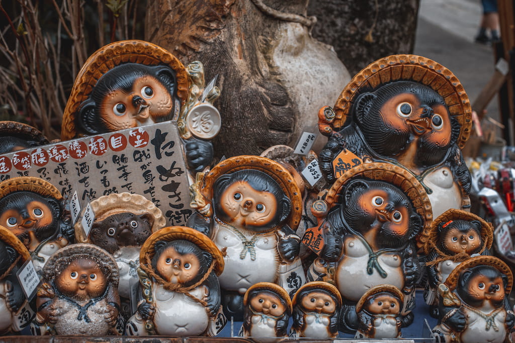 Viele Marderhund-Statuen, auch Tanuki genannt.