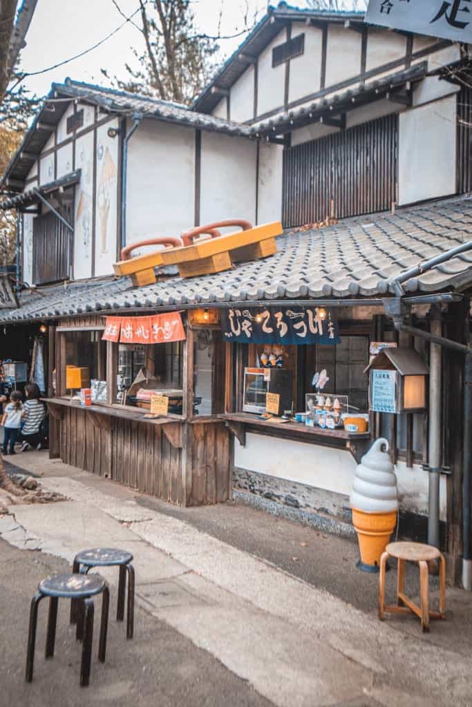 Eisladen im GeGeGe no kitaro-Themenladen und -Café beim Jindaiji-Tempel.