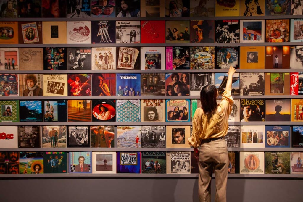 Eine Frau in einem Kunstmuseum in Hirosaki, Japan