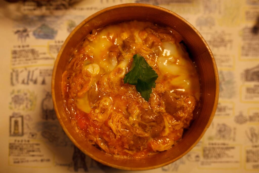 Schale mit Hühnchen und Reis in Akita, Japan