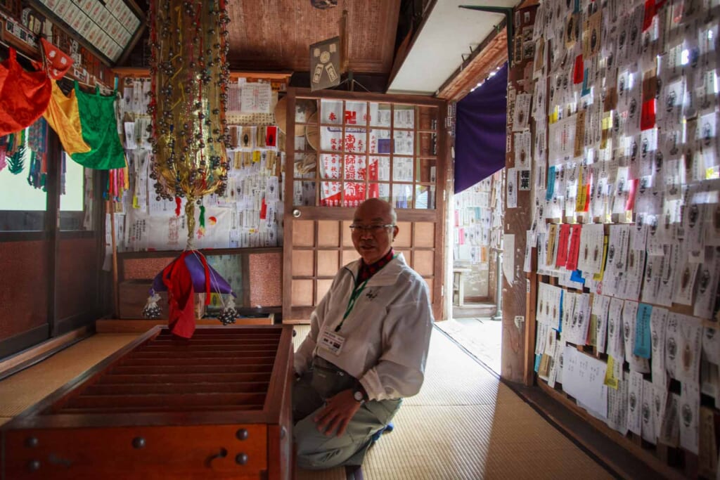 Ein Mann in einem Tempel in Yamagata, Japan