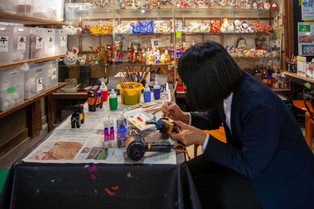 Eine Frau beim Malen in Tohoku, Japan