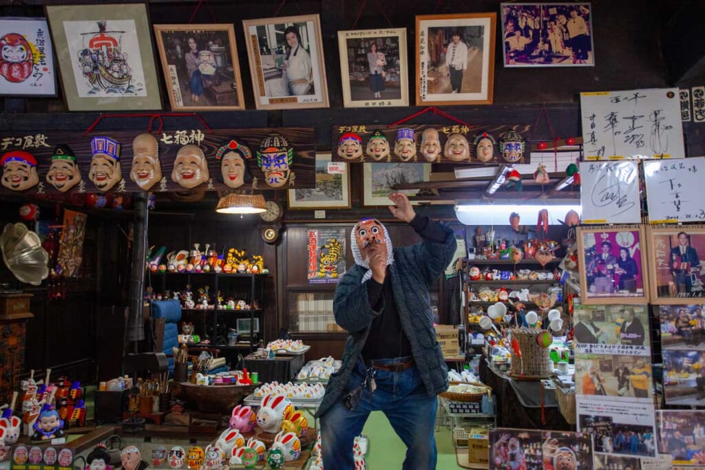 Ein Mann tanzt mit einer Maske in Tohoku, Japan