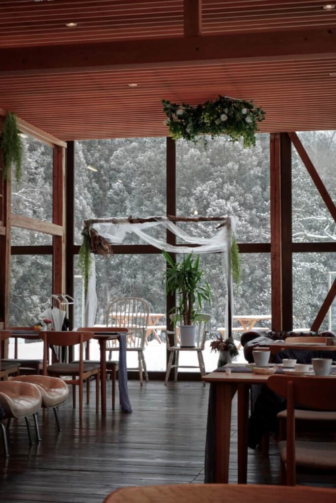 Sitzplätze in einem Café in Japan