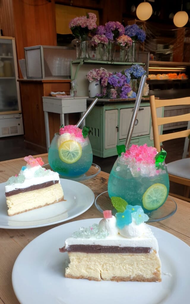 Kuchen und Getränk mit Ajisai