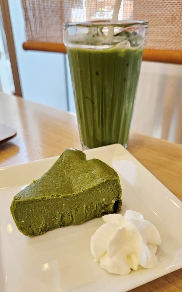 Matcha-Cheesecake mit Matcha-Latte