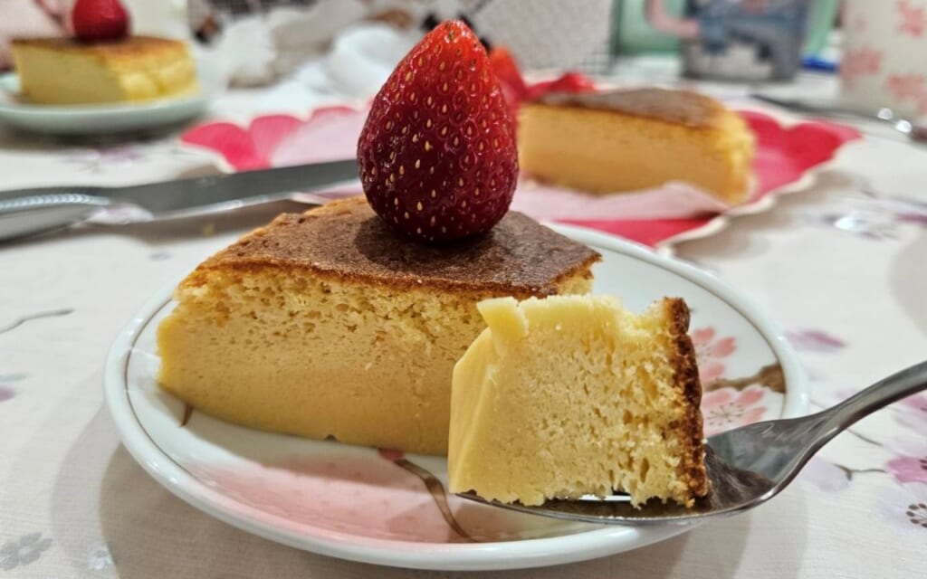 Japanischer Käsekuchen mit Erdbeeren