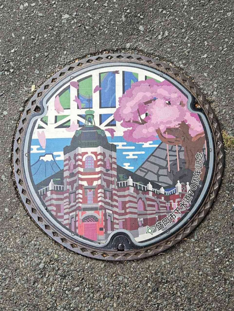 Kanaldeckel mit der Iwate Bank in Morioka