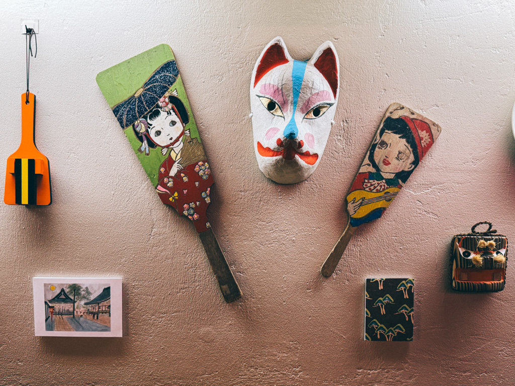 japanische Masken und Gegenstände