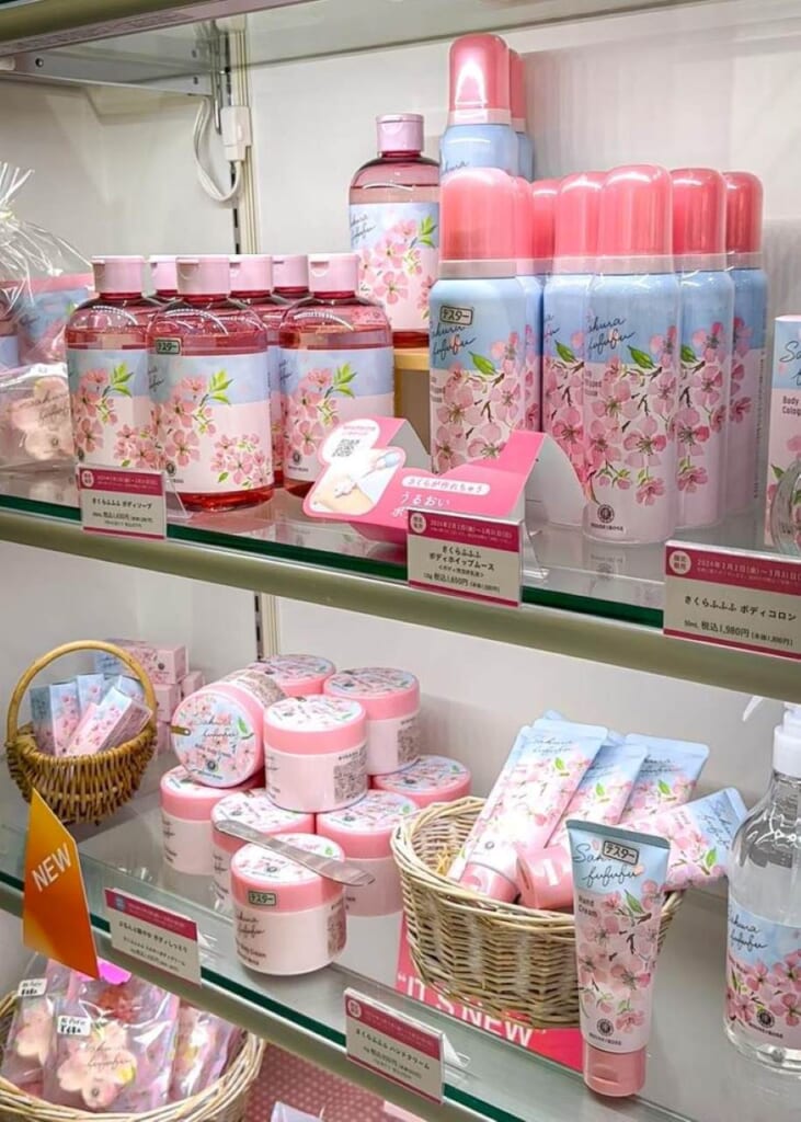 Saisonale Produkte in Japan mit Kirschblüten