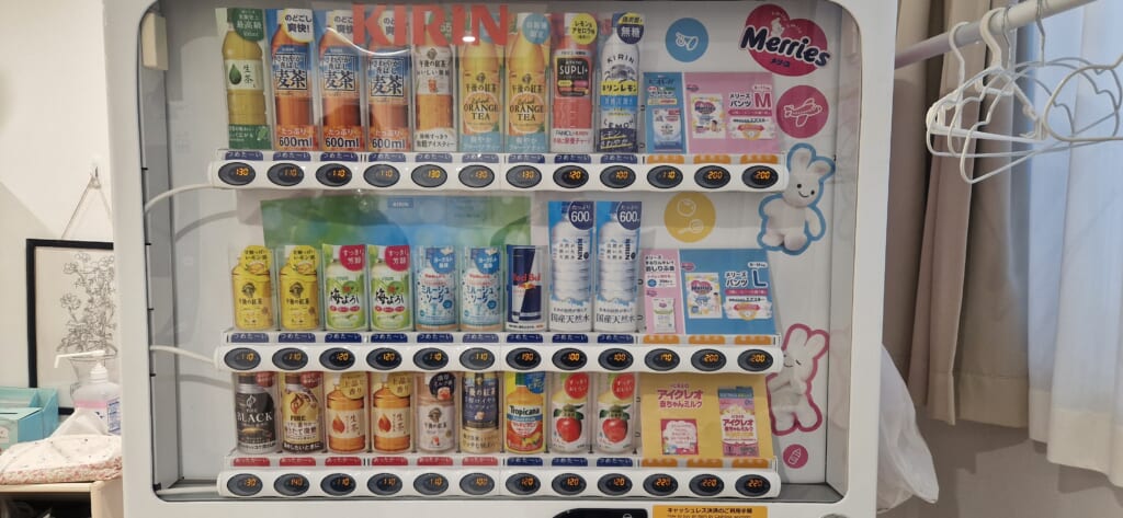 Verkaufsautomat mit Babyprodukten in Japan
