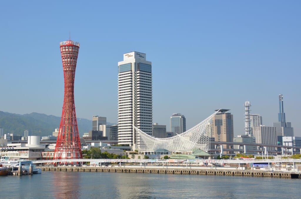 Blick auf den Kobe Port Tower bei Tag
