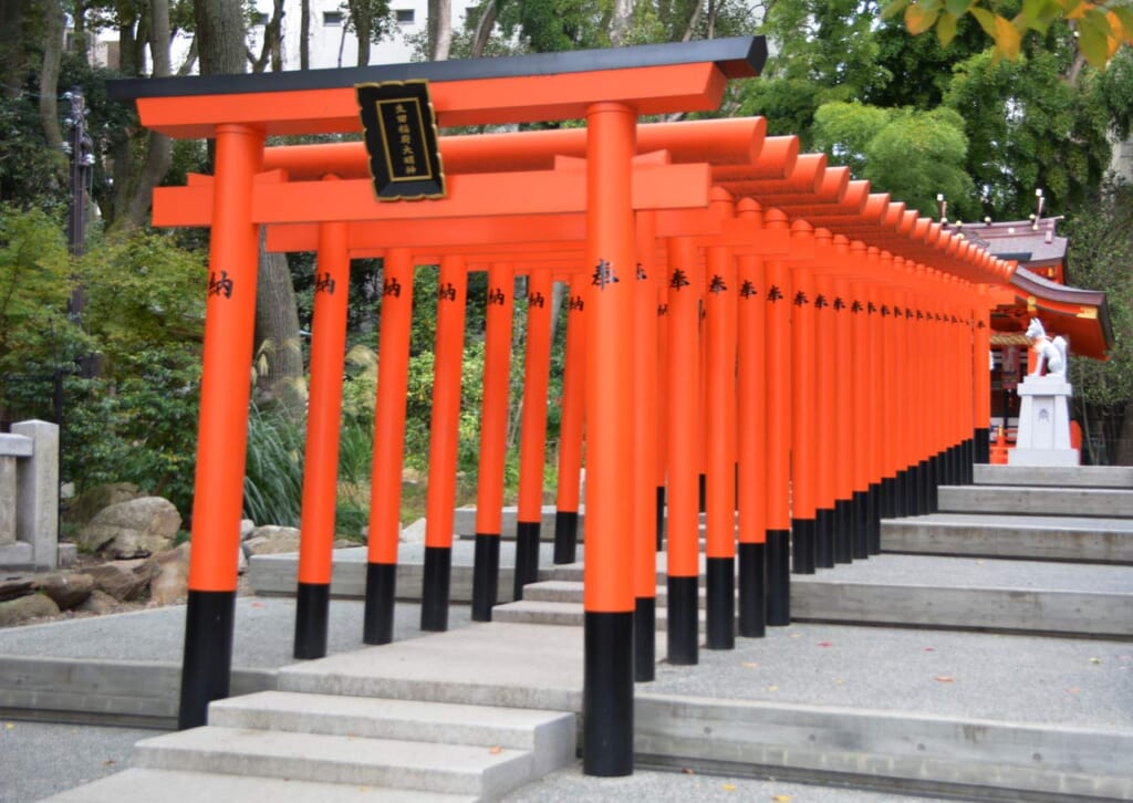 Eine Reihe von roten Toren im Ikura Schrein, Kobe