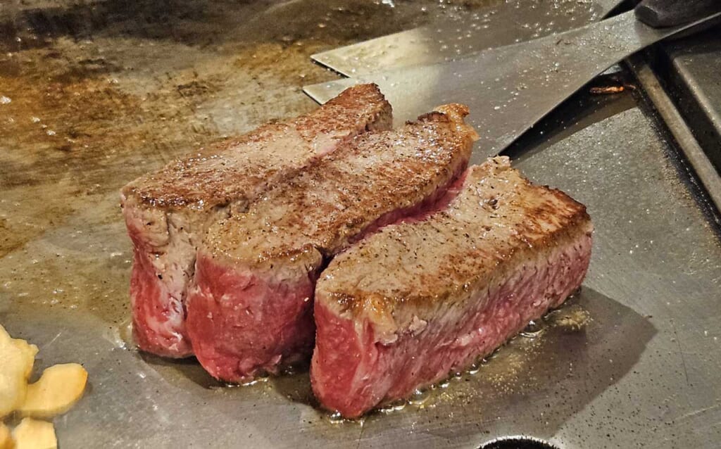 Kobe-Rind auf einem Teppanyaki-Grill