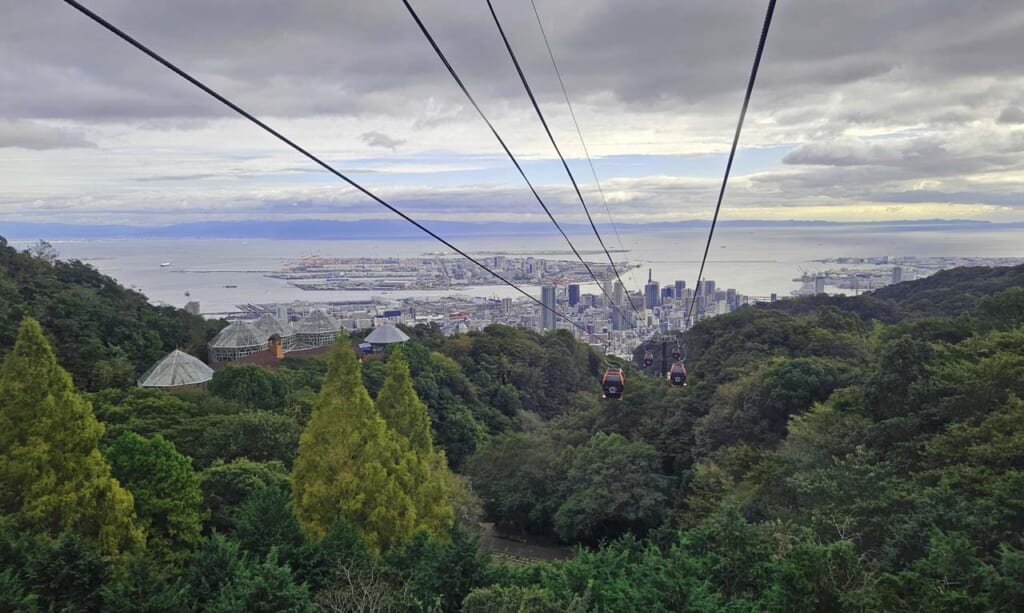 Nunobiki Seilbahn mit Blick auf die Stadt Kobe und das Meer