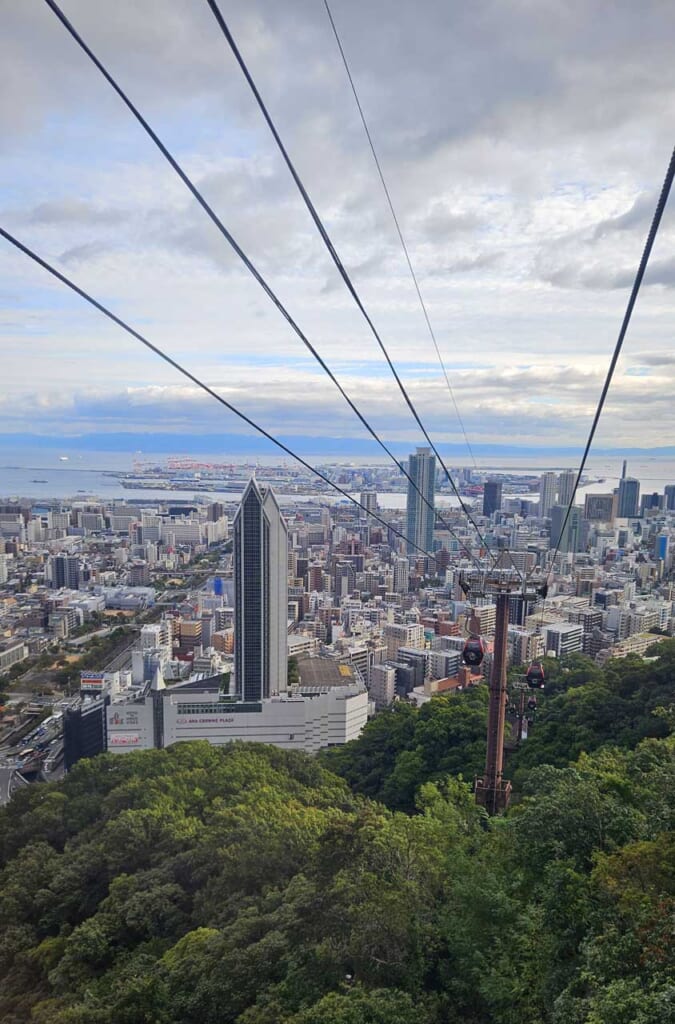 Blick auf die Stadt Kobe von der Seilbahn