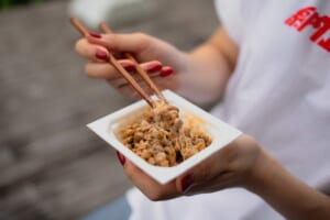 Natto Musume: la “ragazza del natto” spiega i benefici della soia fermentata